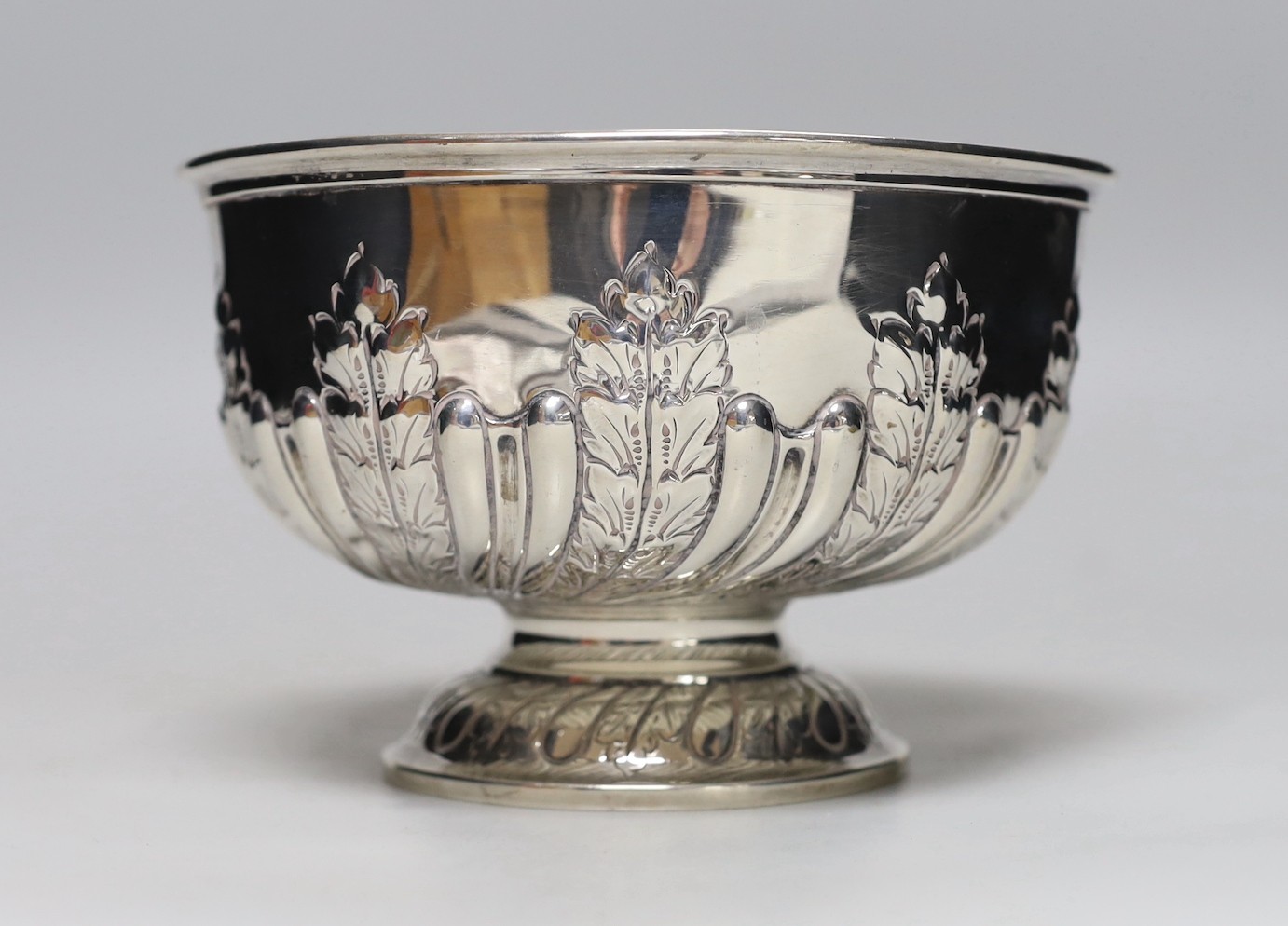 An Edwardian demi fluted silver presentation pedestal rose bowl, with engraved inscription, Mappin & Webb, Sheffield, 1901, diameter 18cm, 14.5oz.